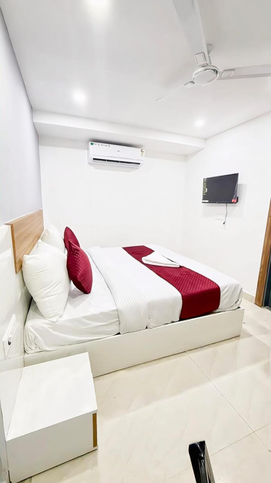 Modern Town Hotel New Delhi Exterior photo