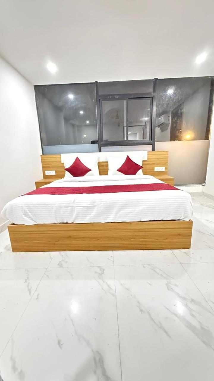 Modern Town Hotel New Delhi Exterior photo