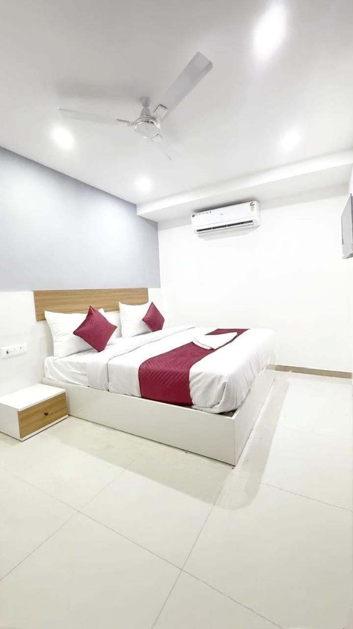 Modern Town Hotel New Delhi Exterior photo